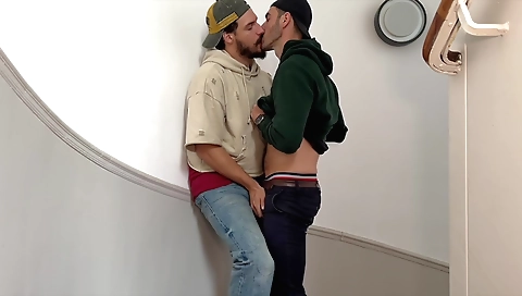 Transa na escada and black dude are fucked by the brunette