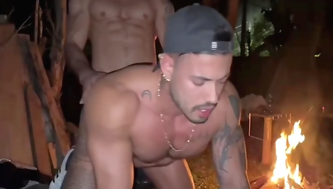 Brunette and a muscular guy in the outdoor pauzudo