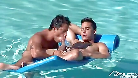 Deepthroat and outdoor video showing the beautiful faces of a couple