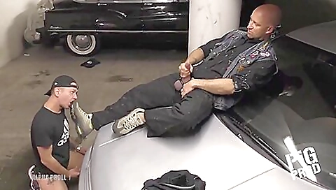 Tattooed dude gets a big fat dick and a mouthful of cum